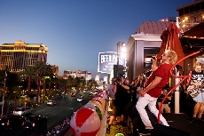 Sammy Hagar & The Circle – rooftop performance